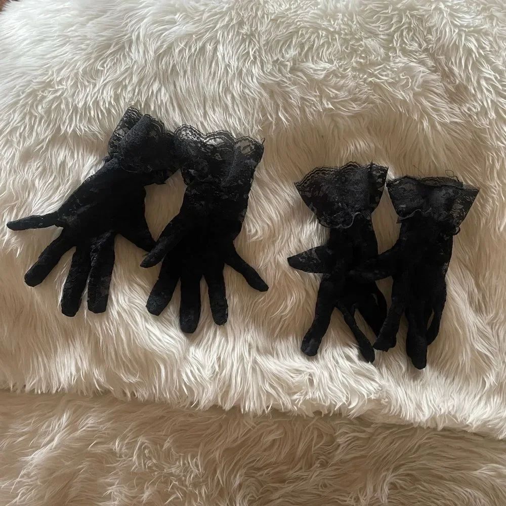 Black  lace  gloves